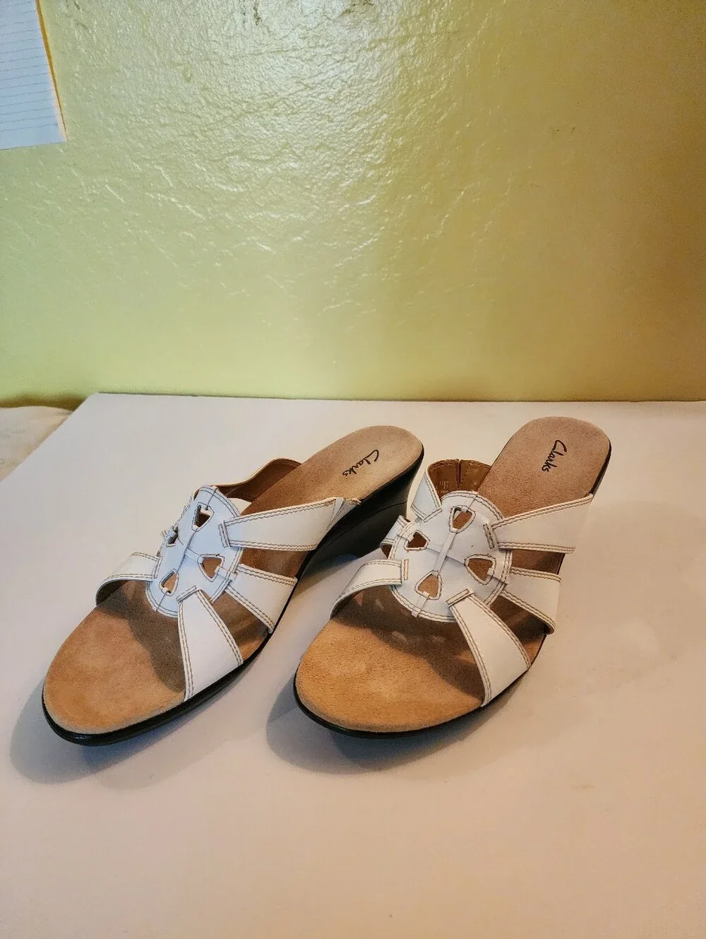 Vintage Clarks White Leather Sandal Pumps with Cute Cutouts